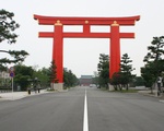 京都で1番でかい鳥居のある平安神宮と写真で見る神苑の睡蓮。