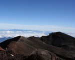 富士山頂上の山頂火口回りを1周するお鉢巡りに挑戦。体力が無いと非常に危険。