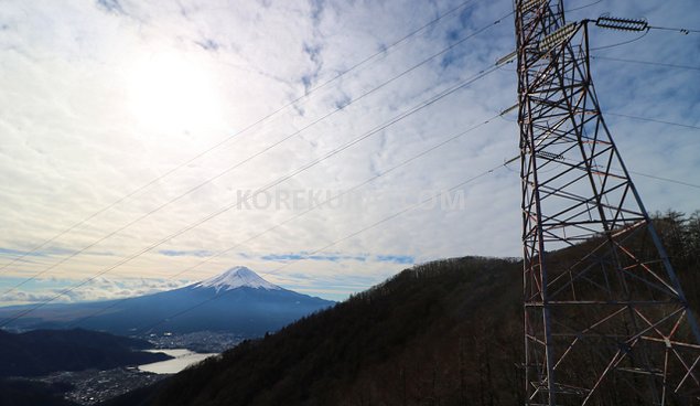 御坂山付近の鉄塔から富士山