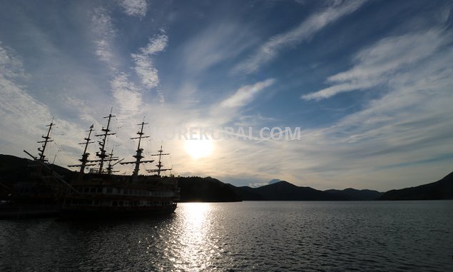 芦ノ湖 海賊船と夕日