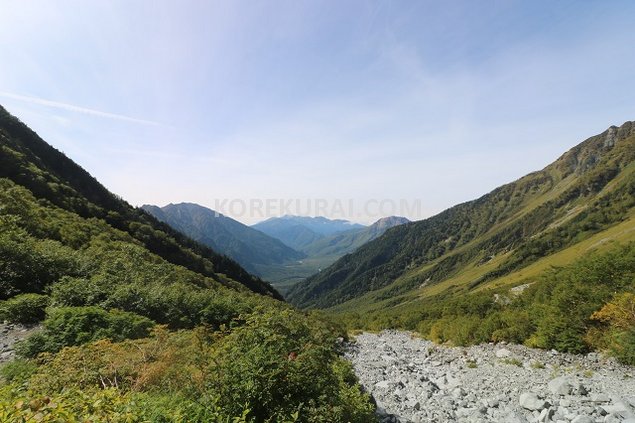 岳沢小屋から上高地の景色